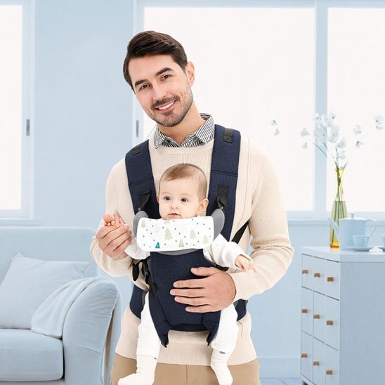bébé dans porte bébé confort optimal avec papa