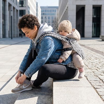 bébé dans porte - bébé confort premium en ville avec maman