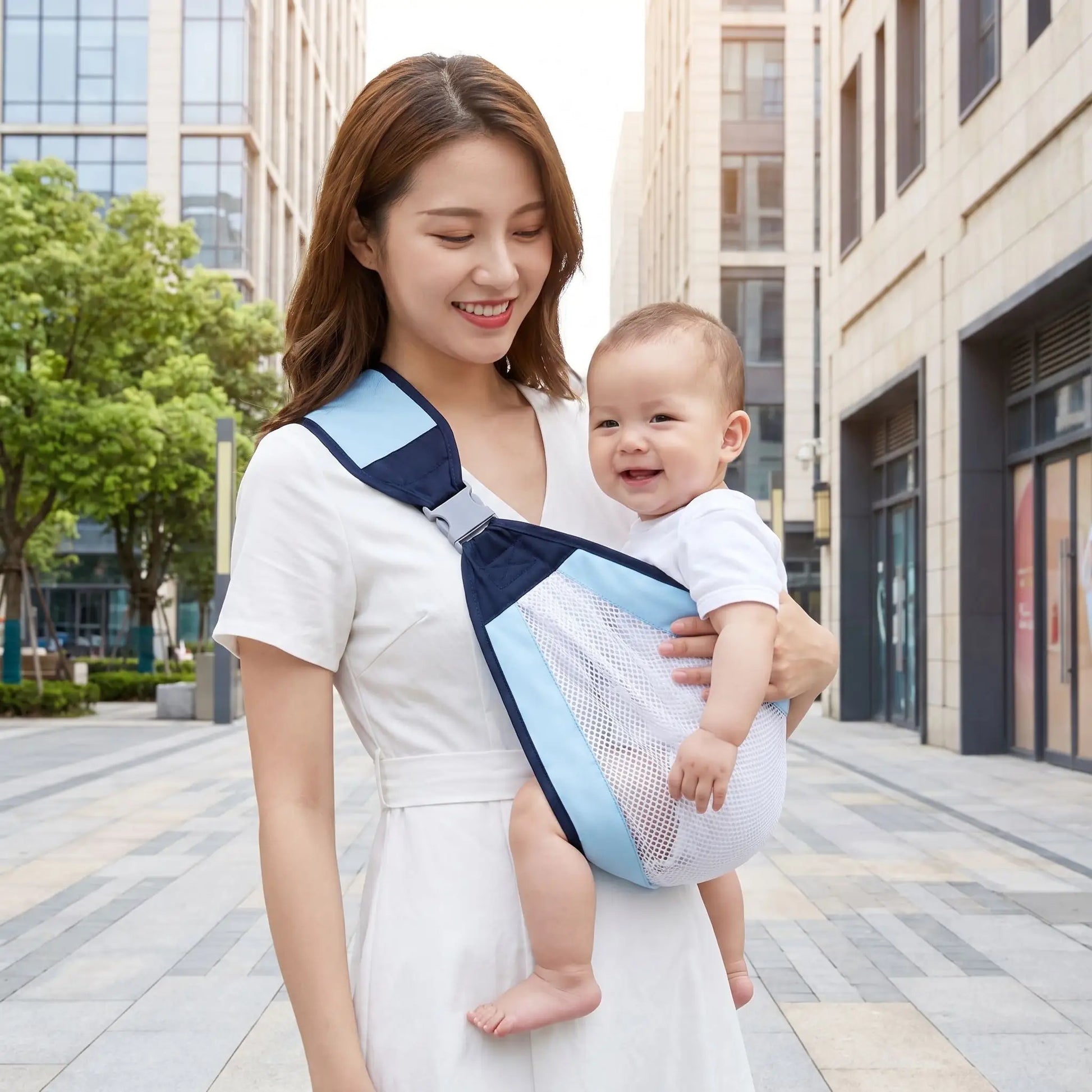 bébé dans porte bebe cote airblue avec maman en ville