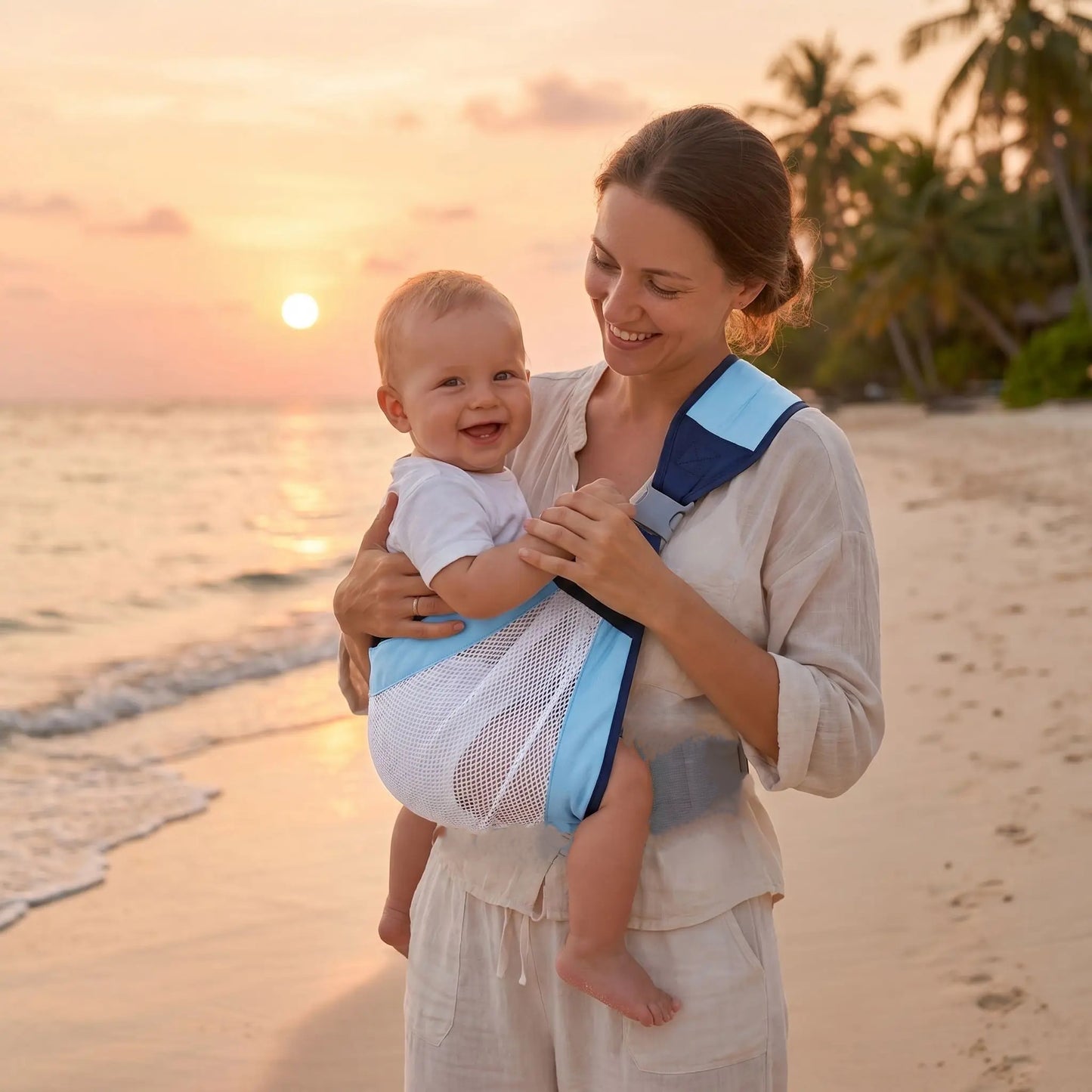 bébé dans porte bebe cote airblue avec maman sur la plage