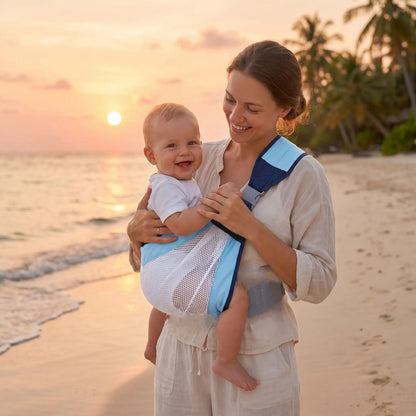 bébé dans porte bebe cote airblue avec maman sur la plage