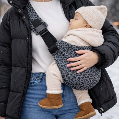 bébé dans porte bebe cote comfort chic avec maman
