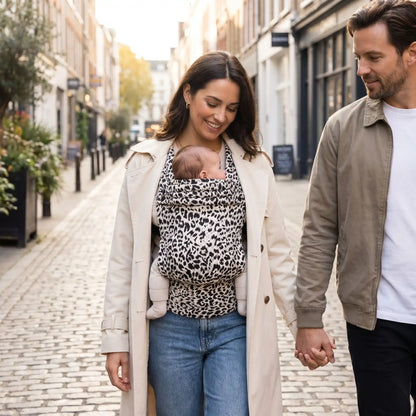 bébé dans porte bebe naissance ajustable en ville avec maman et papa