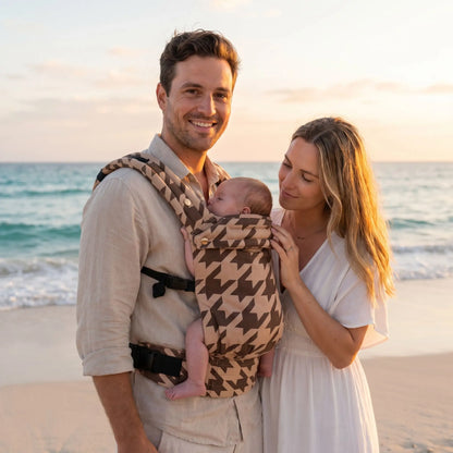 bébé dans porte bébé nouveau né ergobaby à la plage avec papa et maman