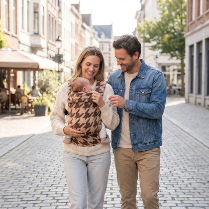 bébé dans porte bébé nouveau né ergobaby en ville avec maman et papa