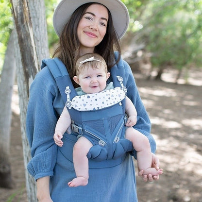 bébé dans porte bebe physio comfort ergonomique au parc avec maman