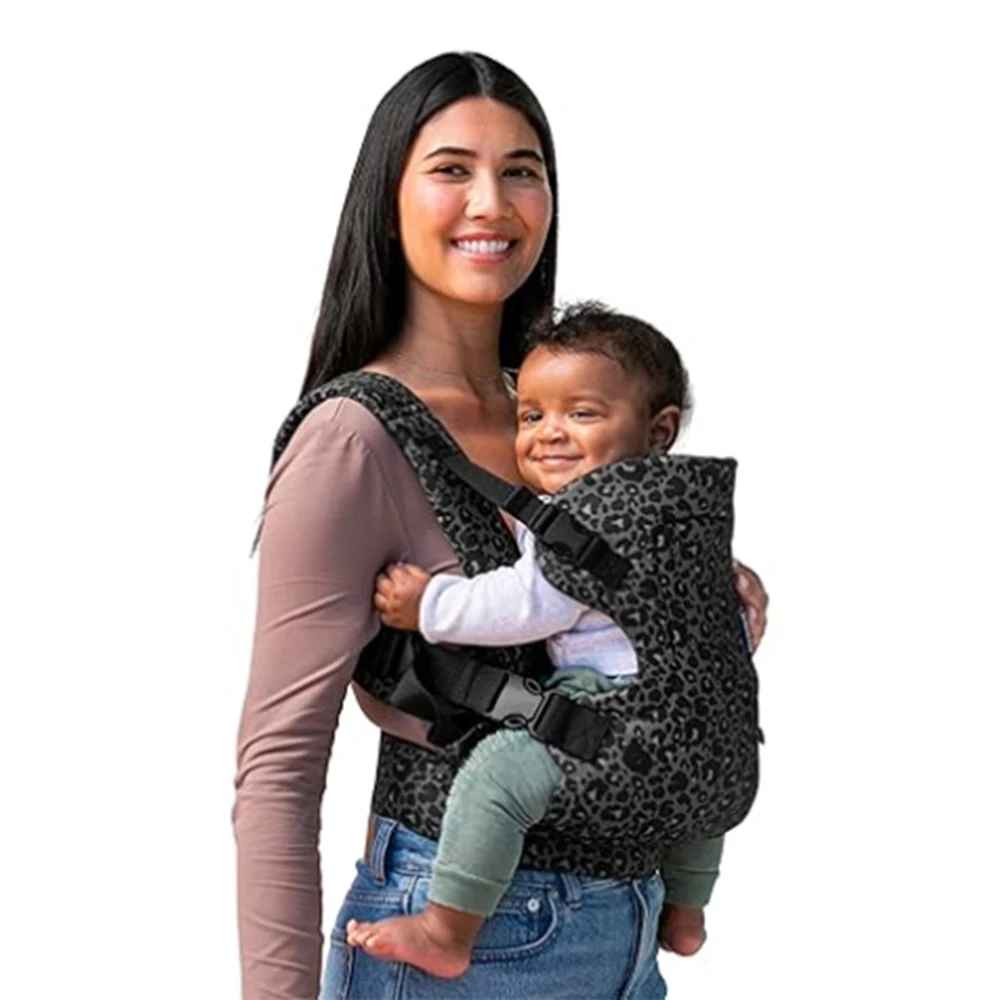 bébé dans porte bébé physiologique comfort avec maman