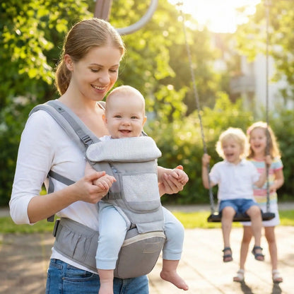 bébé dans porte bébé physiologique respirant avec maman au parc