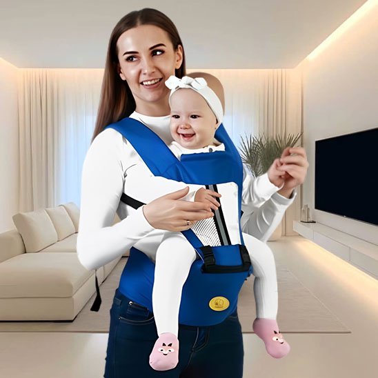 bébé dans porte bebe soulageconfort avec maman au salon