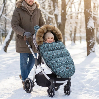 bébé dans une chanceliere chaude bebe softwarm au parc avec papa