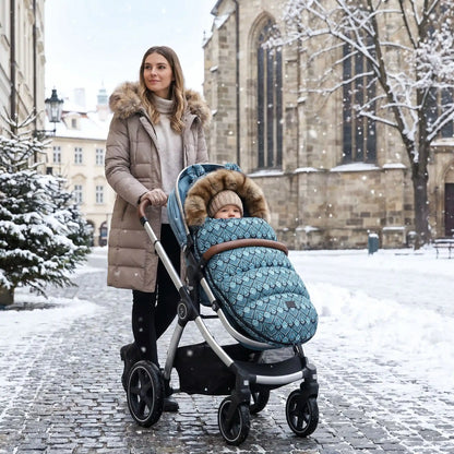 bébé dans une chanceliere chaude bebe softwarm en ville avec maman