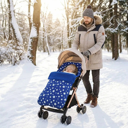 bébé dans une chancelière ultra chaud au parc avec papa