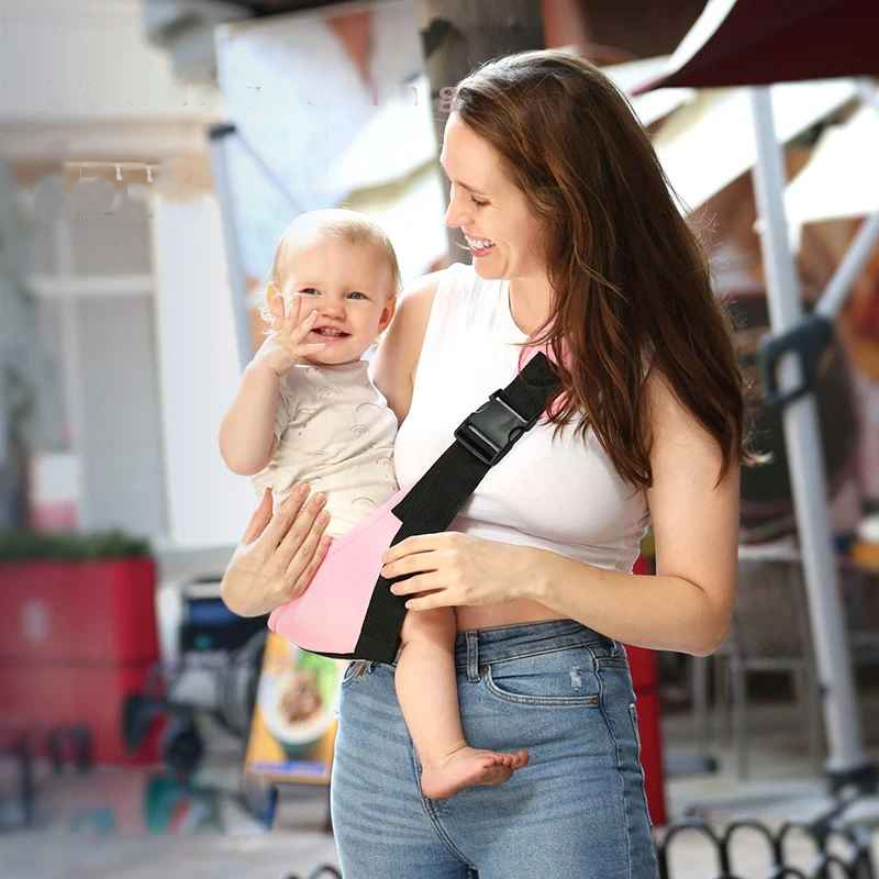 bébé dans une écharpe bebe happy avec maman