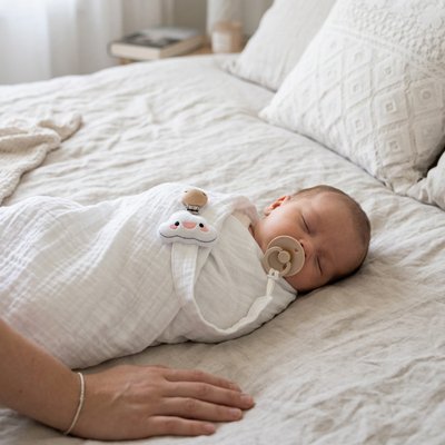 bébé dort avec attache tétine bébé mignon sur le lit