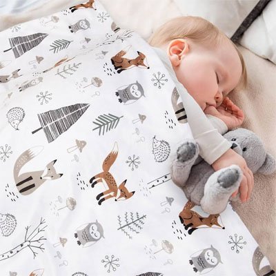 bébé dort avec couverture cosy hiver chaude