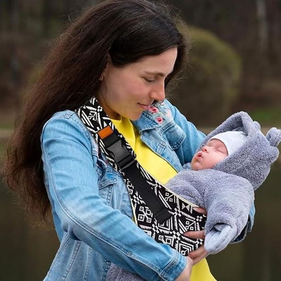 bébé dort en écharpe de portage comfortsafe avec maman