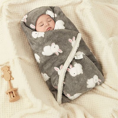 bébé emmailloté dans couverture poussette moelleux