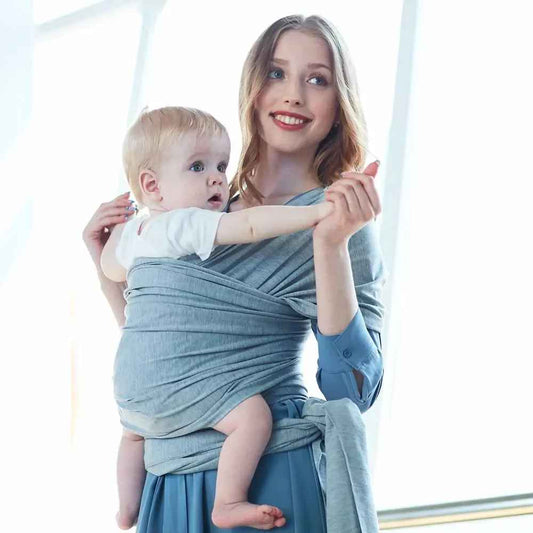 bébé en écharpe de portage bébé coton extensible joue avec maman