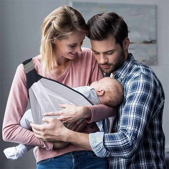 bébé en echarpe de portage confort ergonomique avec maman et papa