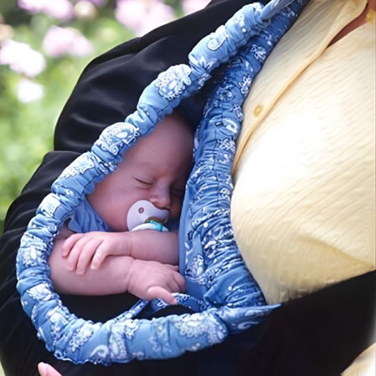 bébé en echarpe de portage confortable avec maman