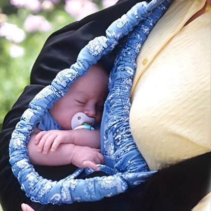 bébé en echarpe de portage confortable avec maman