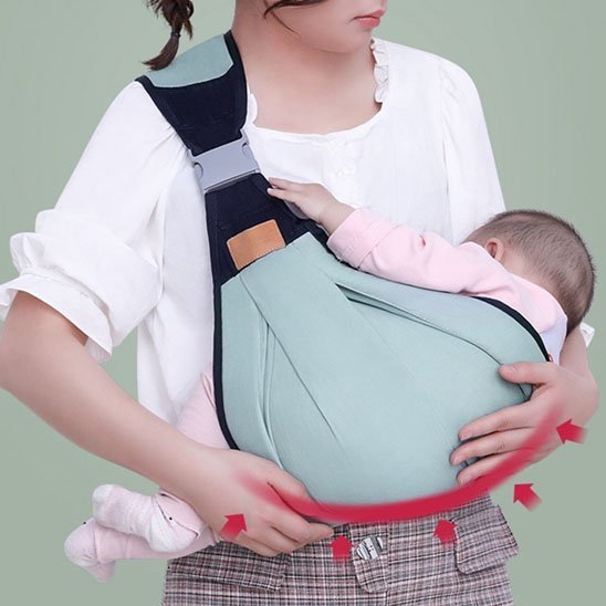 bébé en echarpe de portage cosy ergonomique avec maman