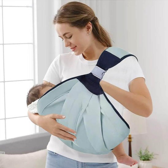 bébé en echarpe de portage cosy ergonomique 