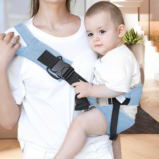 bébé en echarpe de portage douillet ergonomique avec maman au salon