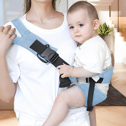 bébé en echarpe de portage douillet ergonomique avec maman au salon