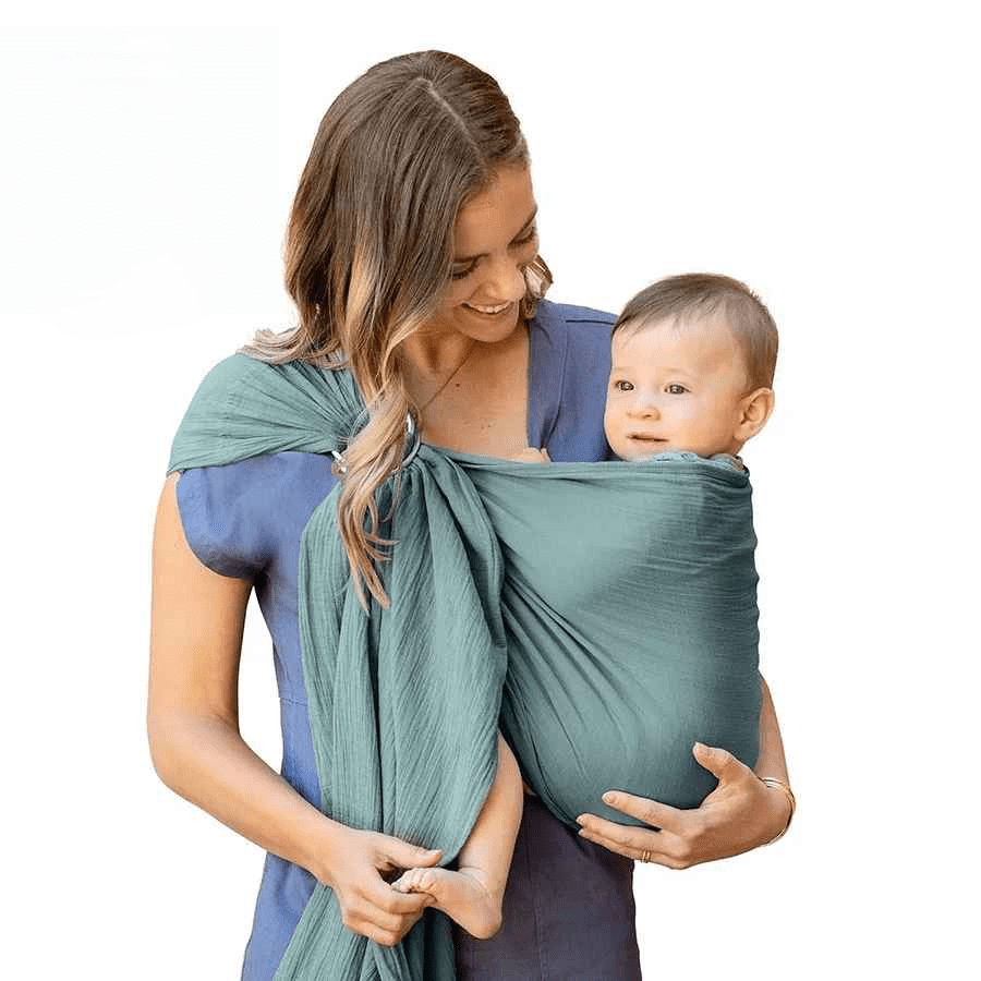 bébé en écharpe de portage mains libres 