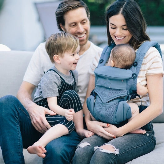 bébé en porte bebe physio comfort ergonomique avec sa famille