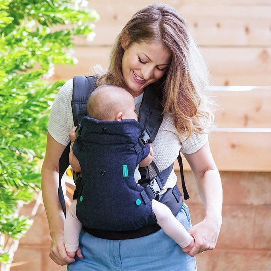 bébé en porte bébé physiologique ergonomique avec maman