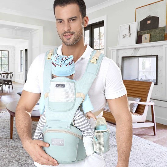 bébé en position ventral dans porte bebe balade confort avec papa