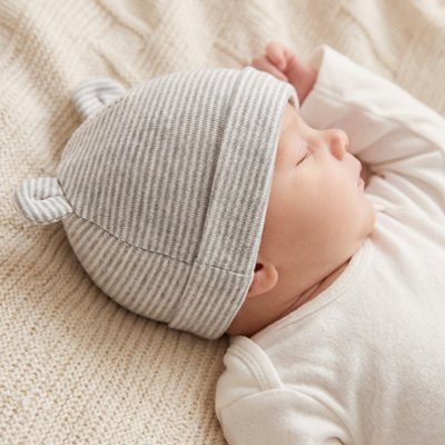 bébé endormi avec bonnet bébé naissance soyeux 