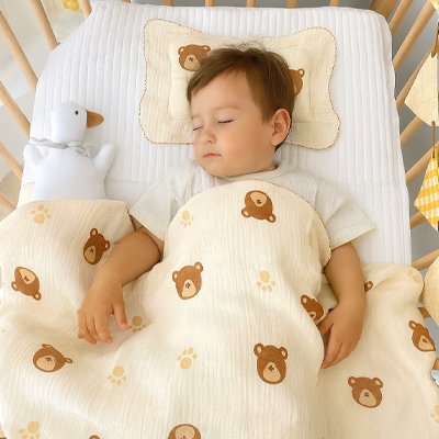 bébé endormi sous couverture bébé sereine au lit