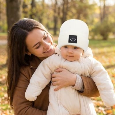 bébé portant bonnet bébé délicat chaud avec maman