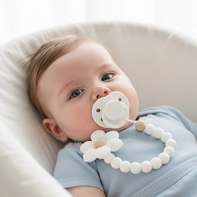 bébé porte attache tetine perle douce blanche