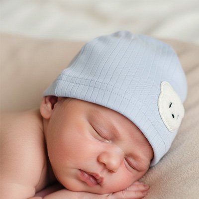 bébé porte bonnet bébé naissance câlin au lit