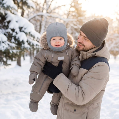 bébé porte cagoule bebe protègedoux au parc avec papa