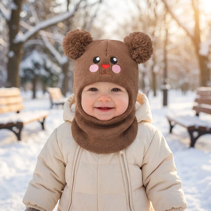 bébé porte cagoule laine enfant doudou au parc en hiver
