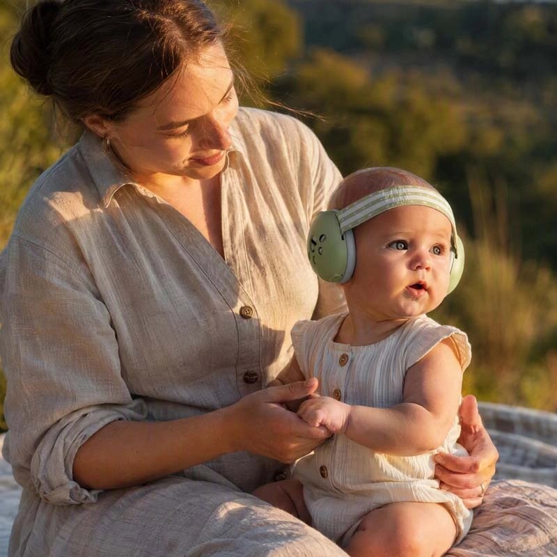 bébé porte casque anti bruit bébé doucia avec maman au parc