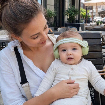 bébé porte casque anti bruit bébé doucia avec maman