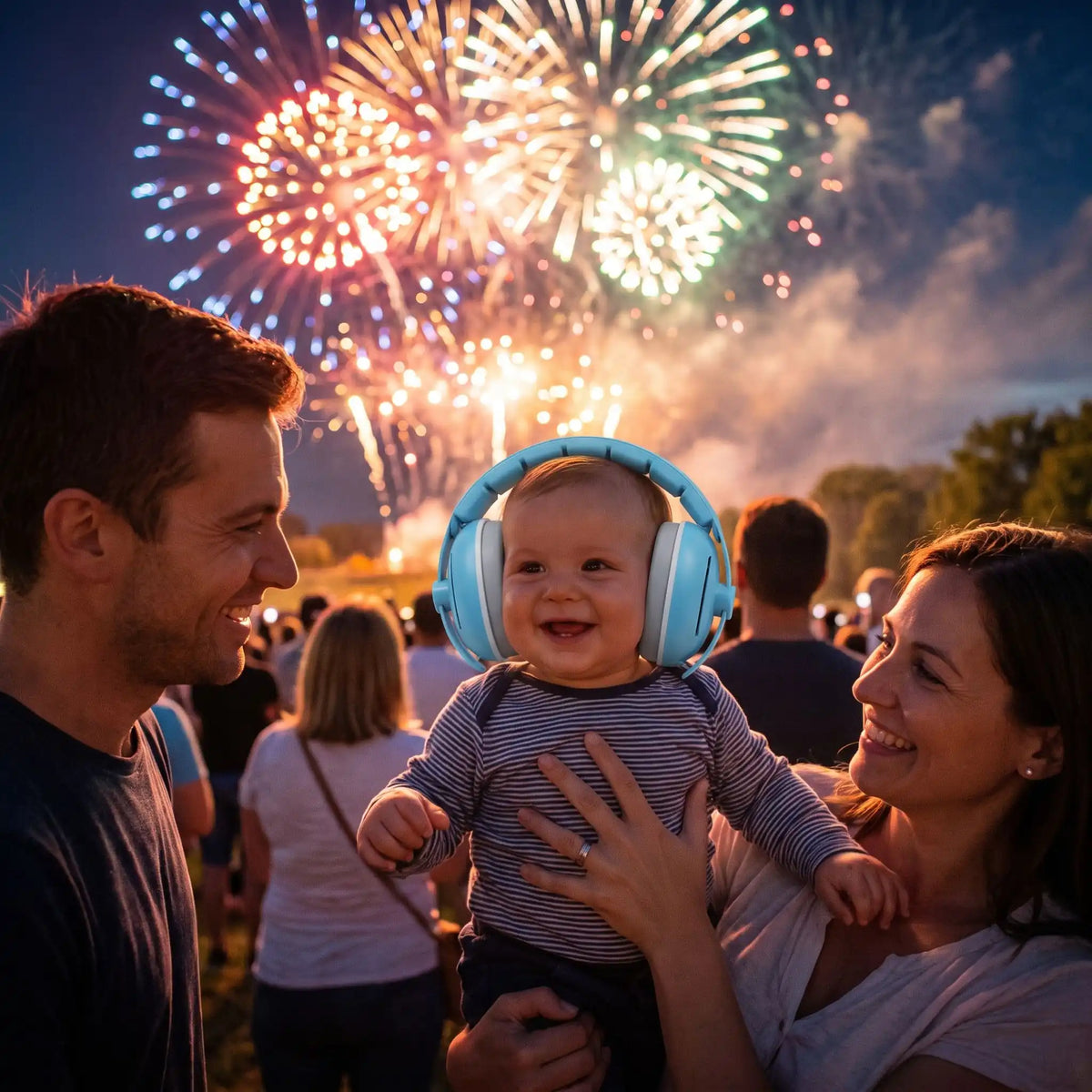 bébé porte casque anti bruit nourrisson light avec famille au feux d'artifice