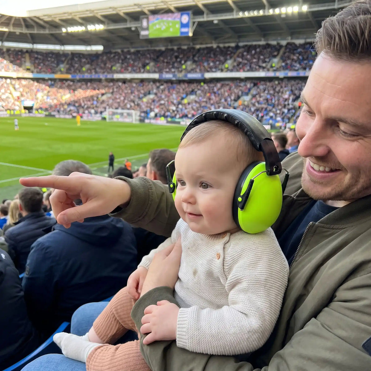bébé porte casque antibruit bebe cool avec papa au stade