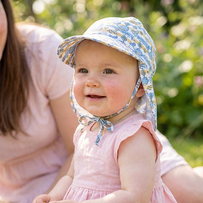 bébé porte casquette bebe soleil doux avec maman au jardin