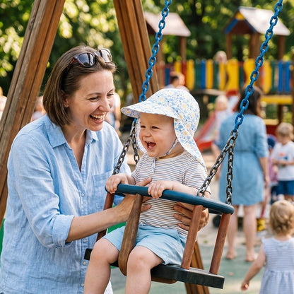 bébé porte casquette bebe soleil doux avec maman au parc