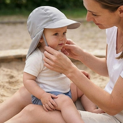bébé porte casquette pour bébé babysmile avec maman sur plage