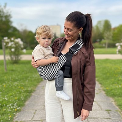 bebe porte en echarpe ergoapaisant avec bébé au parc avec maman