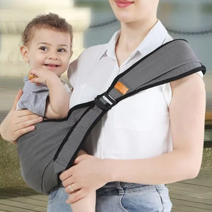 bébé souriant dans porte bébé ergoélégance 