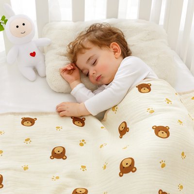 bébé sous couverture bébé sereine au lit